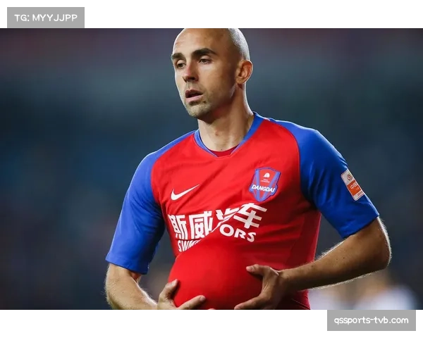 特写：38岁中场老将如何在90分钟内通过指挥队友跑动，维持球队高压阵型