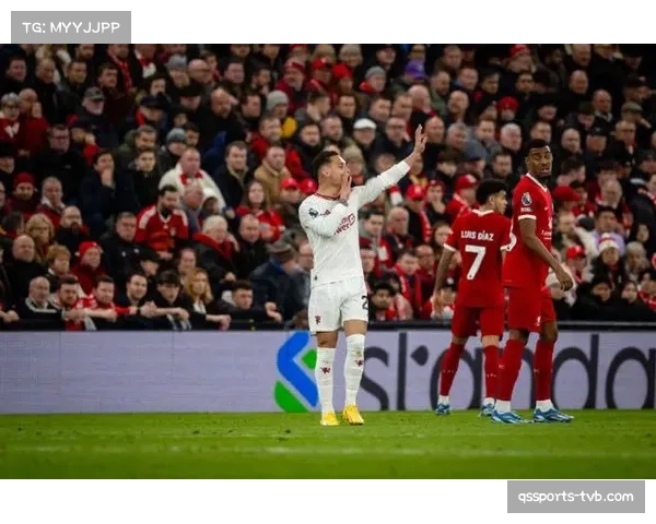 实时：麦迪逊右路开出角球，罗梅罗头球攻门击中横梁